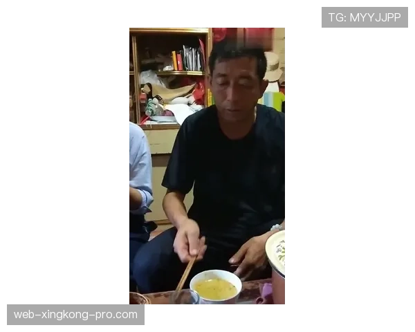 刷到范迪克家厨房那张图，半夜吃泡面都觉得自己寒酸了